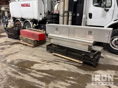 Quantity of Truck Bed Fuel Tanks and Tool Box's Varios implementos camion