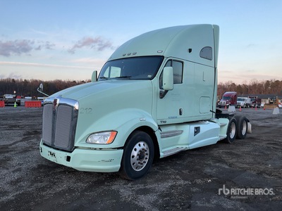 2011 Kenworth T700 6x4 T/A Sleeper Truck Tractor