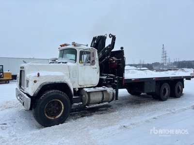 Hiab 140 AW Knuckle Boom on 1986 Mack RD688S 6x4 Camion à flèche