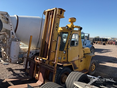 1981 Cat V-180 18000 lb Pneumatic Tire Montacargas (Inoperable)