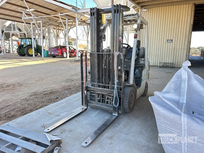 UniCarriers PF30 2500 lb Cushion Tire Carretilla Elevadora