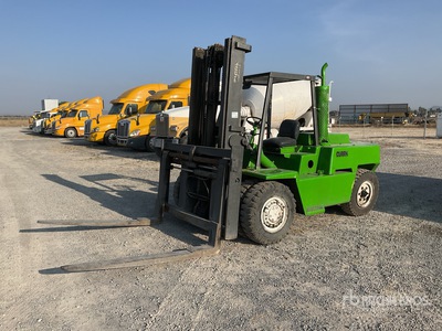 1984 Clark C500 11000 lb Cushion Tire Montacargas (INOPERABLE) / Wózek widłowy (Inoperable)