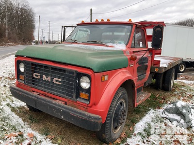 1972 GMC 5500 4x2 Camion à plateau basculant (Inoperable)