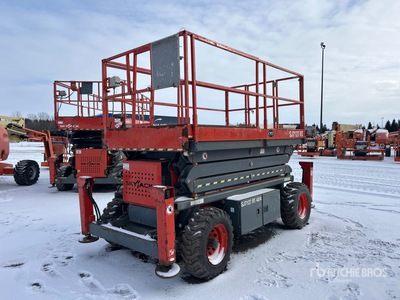 2015 Skyjack SJ7127 4x4 Dual Fuel Piattaforma aerea verticale