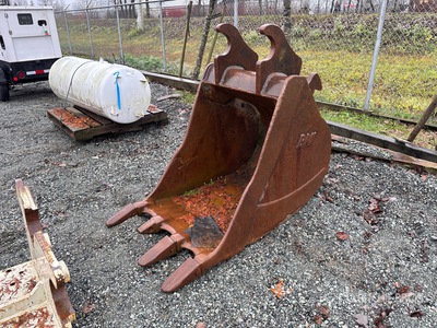 BMI 33 in Digging Excavator Bucket