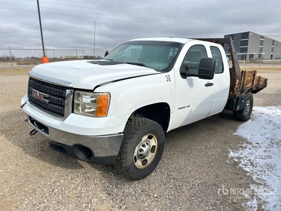 2011 GMC 2500HD 4x4 Extended Cab Platte vrachtwagen (Inoperable)