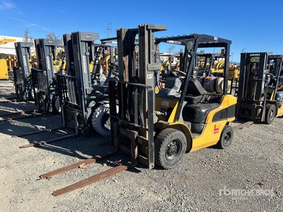 2005 Cat P5000 4400 lb Pneumatic Tire رافعة شوكية