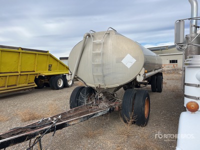 1961 Clough 5200 gal T/A Turntable Remorque-citerne