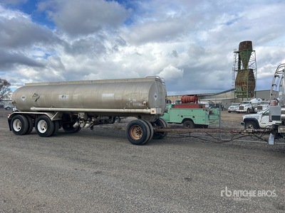 1969 Clough 5445 gal Tri/A Turntable タンクトレーラー