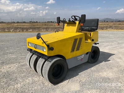 Sakai TS160 7 Wheel Pneumatic Roller