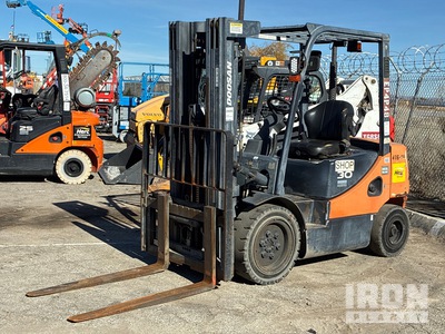 2012 (unverified) Doosan D30S-5 5500 lb Pneumatic Tire Wózek widłowy
