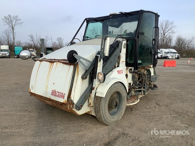 2010 Elgin Pelican Series NP Camion balai