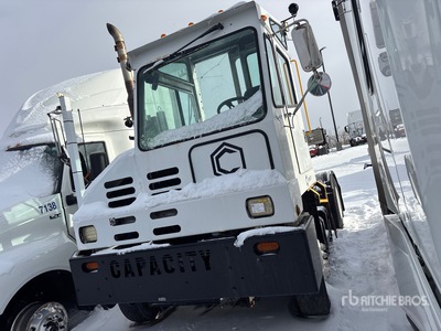 2012 Capacity 4x2 Camión remolcador de plataforma (Inoperable)