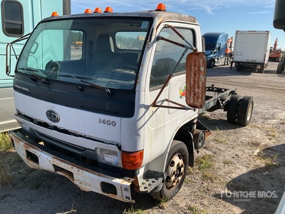 2004 Nissan UD1400 4x2 Crew Cab を見 Cab and Chassis (Inoperable)