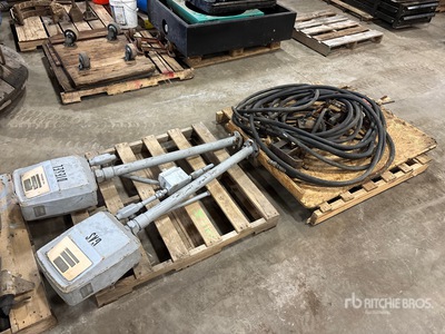 Quantity of (2) fuel meters and hoses Pompe à carburant portable