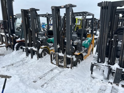 2009 Komatsu FD25T-16 5000 lb Carrelli Elevatori