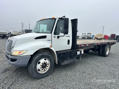 2011 International 4300 4x2 Platte vrachtwagen