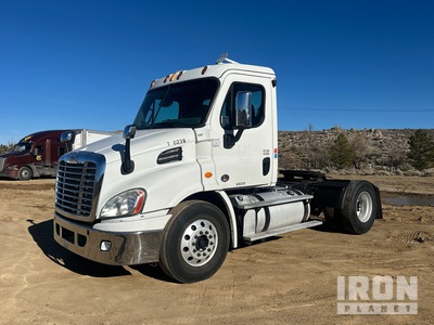 2013 Freightliner Cascadia 113 4x2 S/A Day Cab Truck Tractor