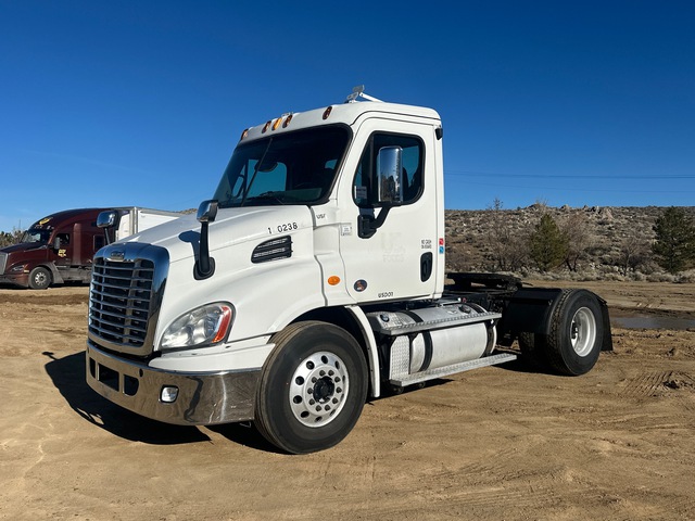 2013 Freightliner Cascadia 113 4x2 S/A Day Cab Truck Tractor