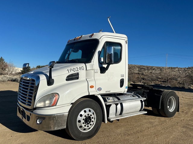 2013 Freightliner Cascadia 113 4x2 S/A Day Cab Truck Tractor