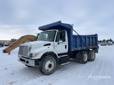 2002 International 7400 6x4 T/A Camión dumper