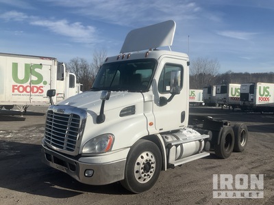 2012 Freightliner Cascadia 113 6x4 تراكتور شاحنة نهارية (ثنائية المحور)