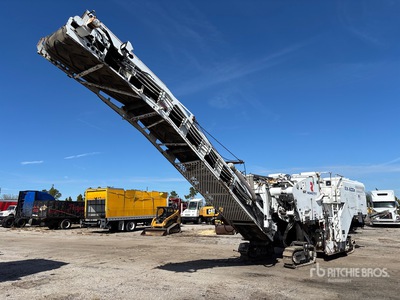 2016 Roadtec RX600E-4 Tracked Asfalteer frees machine