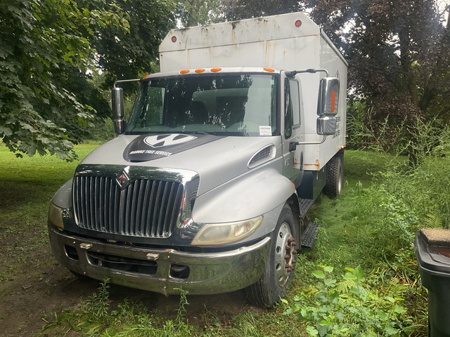 2003 International 4300 4x2 Chipper Truck