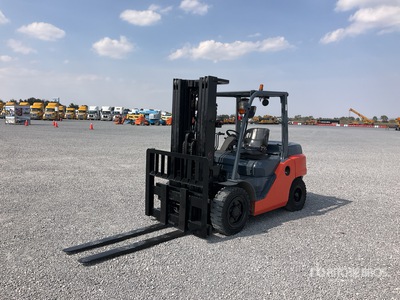 2015 Toyota 8FD40 7900 lb Cushion Tire Montacargas / Forklift