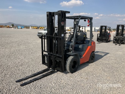 2012 Toyota 8FGU25 5500 lb Cushion Tire Montacargas / Forklift