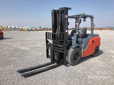 2015 Toyota 8FD50 7490 lb Cushion Tire Montacargas / Forklift
