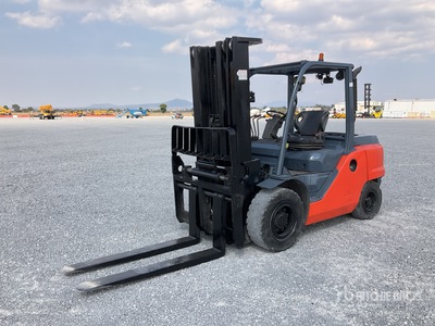 2016 Toyota 8FD50 7490 lb Cushion Tire Montacargas / Forklift