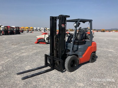2015 Toyota 8FGU25 4500 lb Pneumatic Tire Montacargas / Forklift