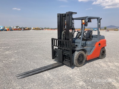 2016 Toyota 8FD40 9900 lb Cushion Tire Montacargas / Forklift