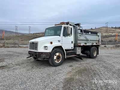 2004 Freightliner FL80 4x2 Camión con pala para nieve
