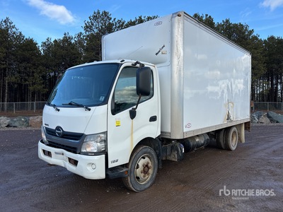 2014 Hino 195 4x2 Camion fourgon