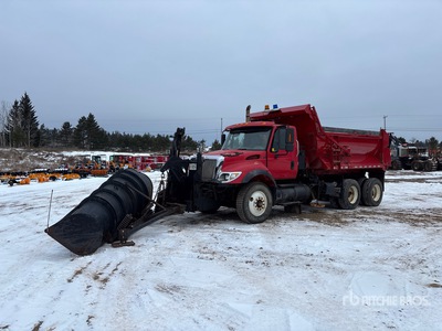 2003 International 7400 6x4 Camión con pala para nieve
