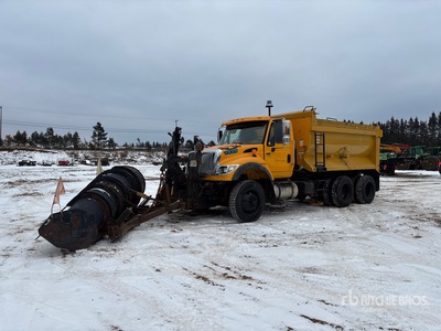 2004 International 7600 6x4 Camión con pala para nieve