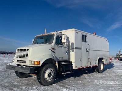1996 International 8100 4x2 Camion d'abattage à câble