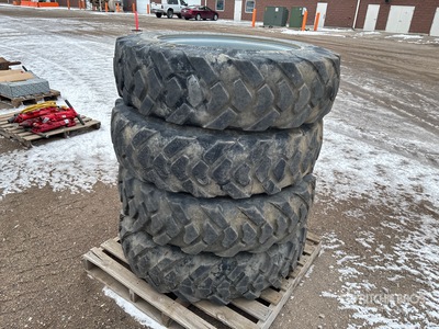 Quantity of (4) 13.00-28 Neumáticos