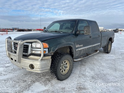 2004 GMC Sierra 2500HD 4x4 Crew Cab Pickup