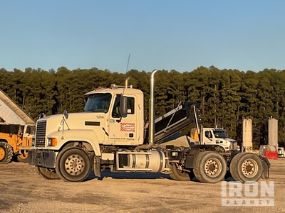 2013 Mack CHU613 6x4 تراكتور شاحنة نهارية (ثنائية المحور)