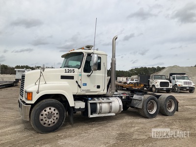 2013 Mack CHU613 6x4 Ciągnik siodłowy T/A z kabiną dzienną