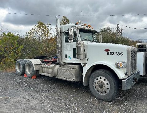 2015 Peterbilt 367 T/A Day Cab Truck Tractor 2015 Peterbilt 367 T/A Day Cab Truck Tractor