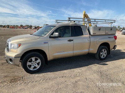 2010 Toyota Tundra 4x4 Crew Cab بيك اب