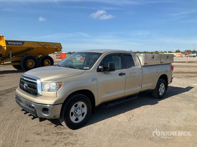 2010 Toyota Tundra 4x4 Crew Cab بيك اب