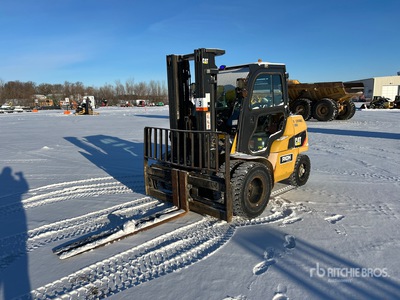 2010 Cat P9000 8400 lb Pneumatic Tire Chariot Élévateur