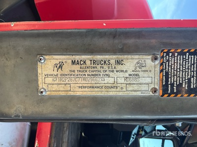 1996 Mack RD688S 8x4 Tri/A Camión dumper