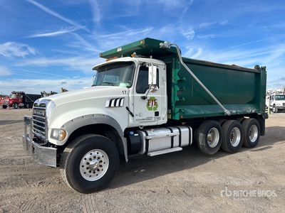 2015 Mack GU713 8x4 Camion à benne basculante Tridem