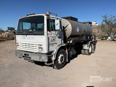 1994 Etnyre 2000 gal on 1995 Mack 4x2 Camion épandeur d'asphalte